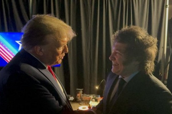Trump declara en un mitin su amor por Milei: "Lo amo porque me ama"