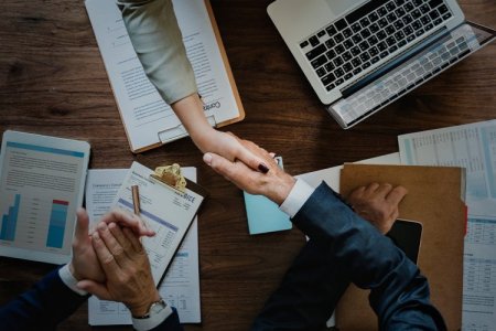 “El gran retraso”: acuerdos postergados en 2023 darán nuevo impulso a la actividad de M&A este año en la región