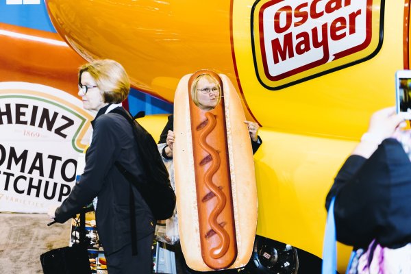 <p>Oscar Mayer, la marca más tradicional de salchichas de EEUU, lanza su primer hot dog vegano en alianza con Notco</p>