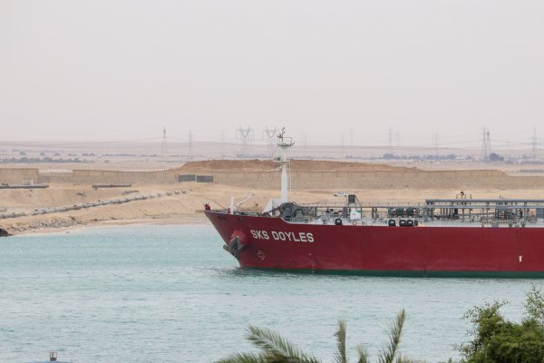 Primer ataque mortal de rebeldes hutíes contra un barco carguero en el Mar Rojo deja dos víctimas fatales