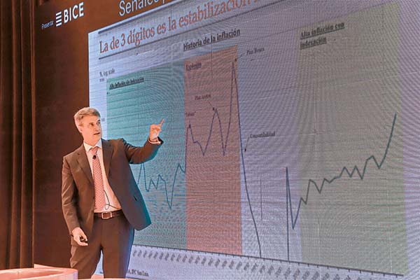 <p>Alfonso Prat-Gay revisó las cifras del Gobierno de Milei y de las anteriores administraciones y dijo que “la (inflación) de tres dígitos es la estabilización más difiícil”. Fotos: Julio Castro</p>