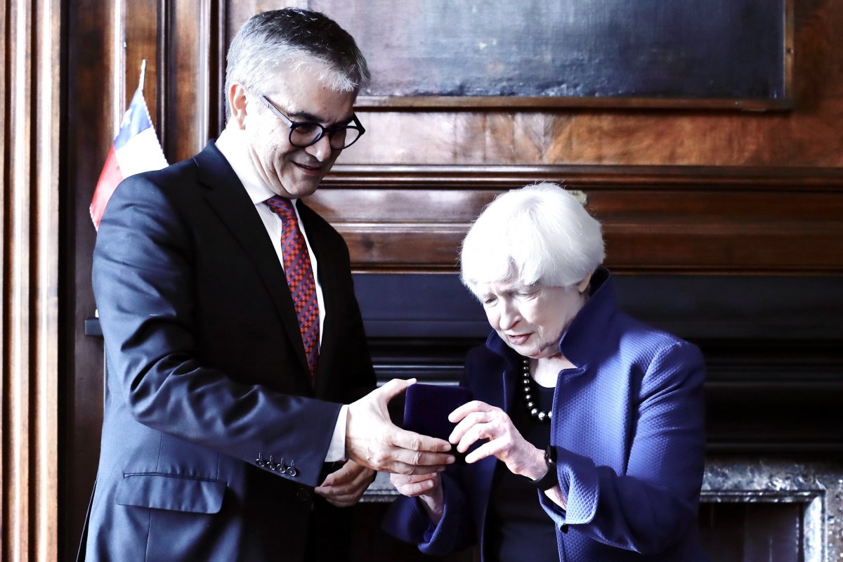 <p>El regalo que le entregó Janet Yellen a Mario Marcel</p>