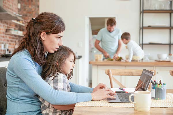<p>La maternidad aún juega en contra de las mujeres a la hora de buscar trabajo</p>