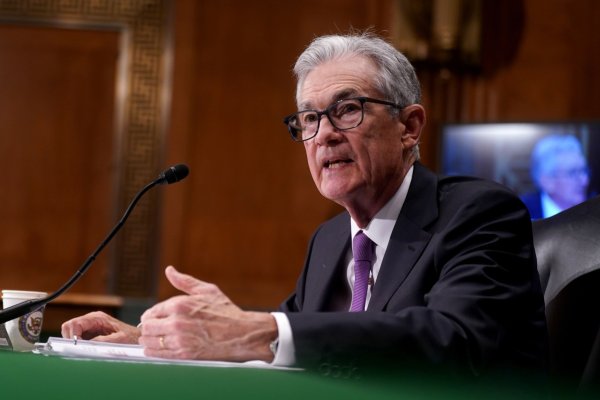 <p>Jay Powell dice que la Reserva Federal "no está lejos" de tener confianza para recortar las tasas de interés</p>