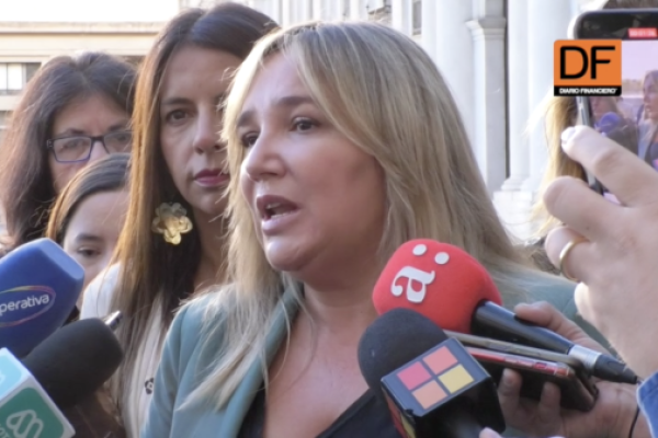 Ahora en DF | Mujeres de la UDI entregan carta en La Moneda y piden urgencia al proyecto de Sala Cuna