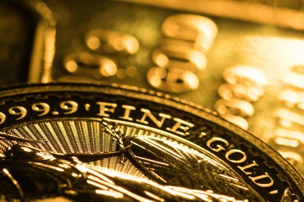 <p>El oro brilla y alcanza un nuevo récord histórico tras datos de empleo en EEUU</p>
