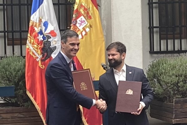 Boric y Sánchez firman acuerdos para profundizar relaciones y destacan seguridad jurídica para inversiones