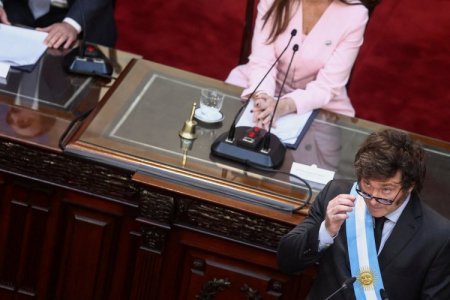 Milei da marcha atrás al polémico aumento del 48% de sueldo para su Gobierno que lo había enfrentado con Cristina Fernández