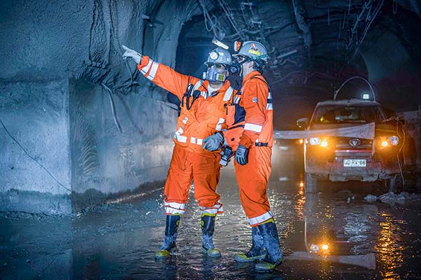 Minería duplica sueldo promedio del país: ingreso imponible llega a $2,3 millones al mes