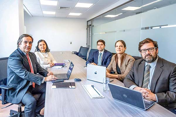 <p>De izquierda a derecha: Aldo Lema, Marcela Guzmán, Hermann González, Jeannette von Wolfersdorff y Jorge Rodríguez Cabello.</p>