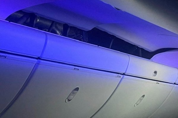<p>El movimiento también produjo daños al interior de la cabina del vuelo LA800. (Foto: Reuters)</p>