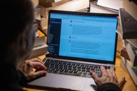 Las startups que disputan la multimillonaria carrera por posicionar su chatbot como el mejor del mundo