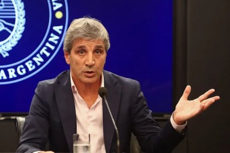 Ministro Caputo apunta a llevar el IPC a un dígito a mediados de año y dijo que el FMI está "dispuesto a prestar más plata"