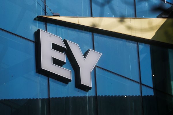 La nueva jefa de EY cambia roles de liderazgo y planea recortes de costos