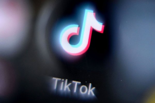 <p>Cámara baja de EEUU aprueba ley que obliga a ByteDance a desinvertir en TikTok o enfrentar prohibición</p>