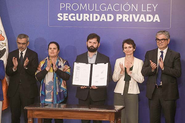 <p>Junto a ministros de Estado, el Presidente Boric promulgó la nueva Ley. Foto: Agencia Uno</p>