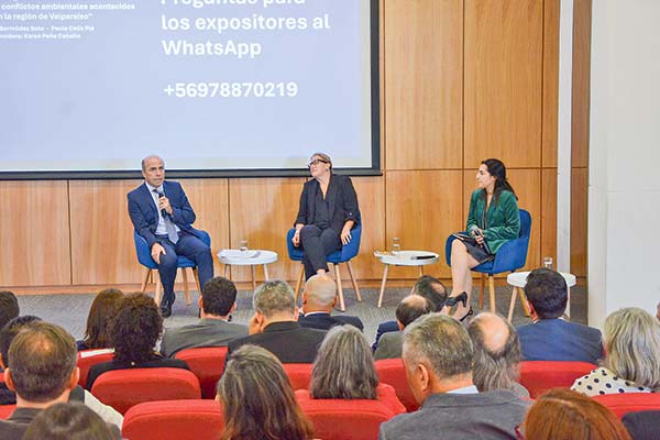 <p>El excontralor General de la República, Jorge Bermúdez; la bióloga marina y directora del Laboratorio de Investigación Ambiental Acuático de la UPLA, Paula Celis Plá; y la periodista del DF y Karen Peña.</p>