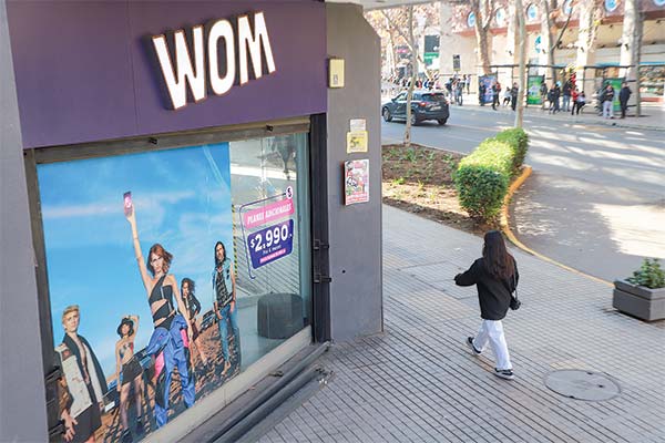 WOM demanda a Claro por competencia desleal en ventas telefónicas: "Sus ejecutivos se hacen pasar por los nuestros"