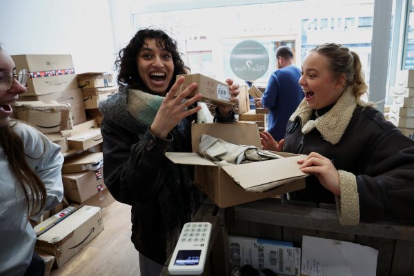 "Cara o Sello": Así es la tienda en Bruselas donde se prueba fortuna con paquetes no deseados de Amazon aún sellados