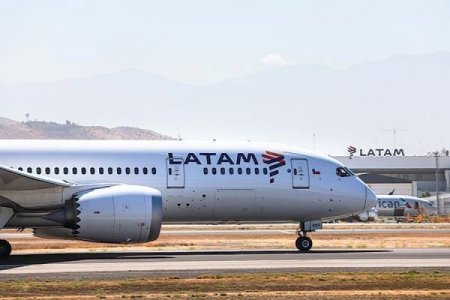 Incidente de Latam: WSJ asegura que asistente de vuelo habría empujado a piloto contra los controles