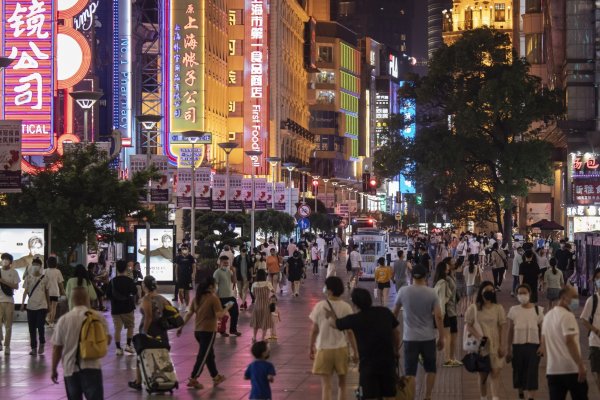 El crecimiento de China es mixto: la producción industrial aumenta y el consumo se retrasa