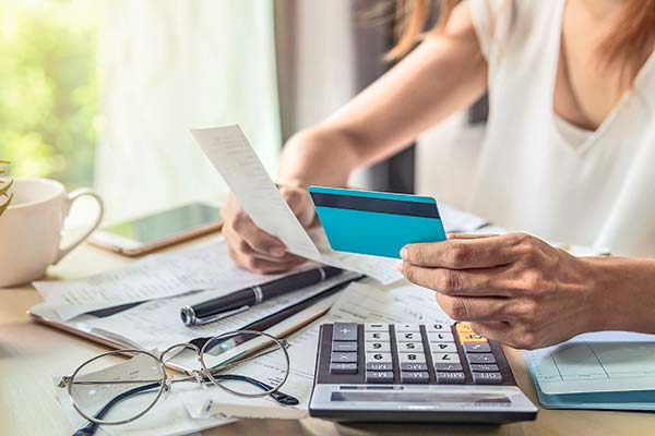 <p>Uno de cada tres chilenos presta su cupo crediticio a un familiar o pareja, según encuesta</p>
