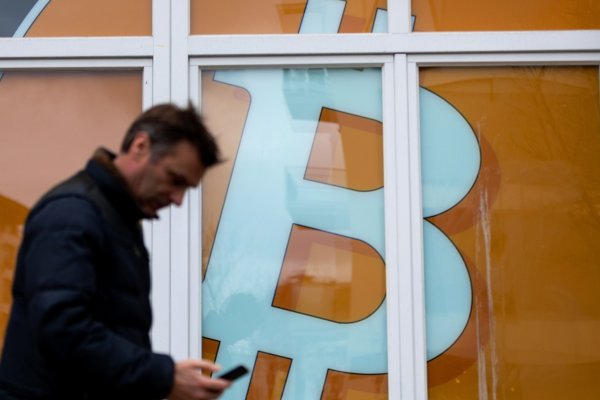 Bitcoin cae 6% y toca un mínimo de dos semanas, pero las "altcoins" siguen de fiesta
