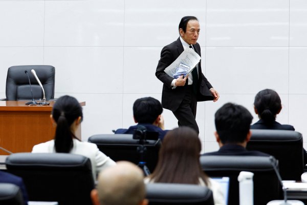 <p>El gobernador Kazuo Ueda durante la conferencia de prensa del BoJ. Foto: Reuters</p>
