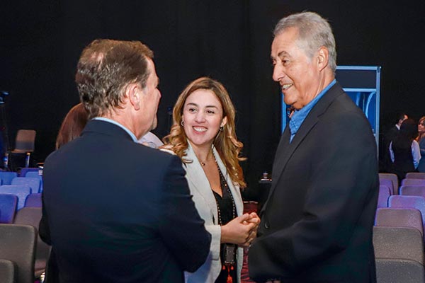 <p>Julio Ponce Lerou, junto a su hija Francisca, conversa con Rodrigo Pérez Mackenna. Fotos: Jonathan Durán</p>