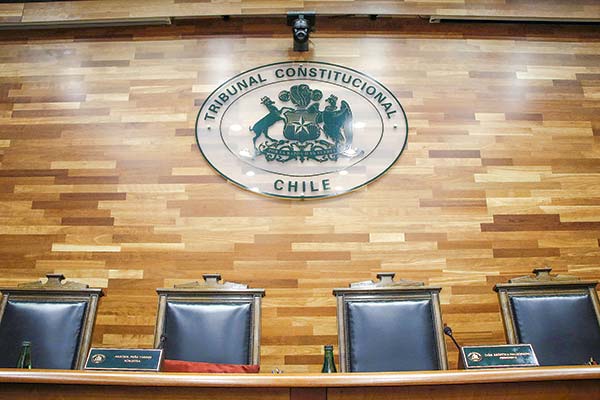 <p>Gremio de isapres entra al debate por mutualización en el TC y presenta informe de Patricio Zapata</p>