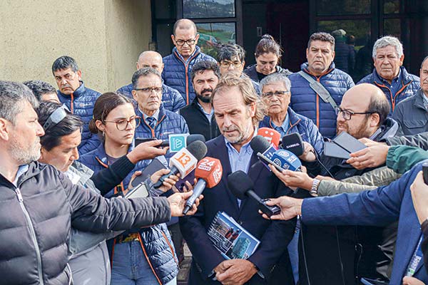 <p>Julio Bertrand, presidente de Siderúrgica Huachipato, abordó la decisión de la compañía en la sede ubicada en Talcahuano. Foto: Agencia Uno </p>