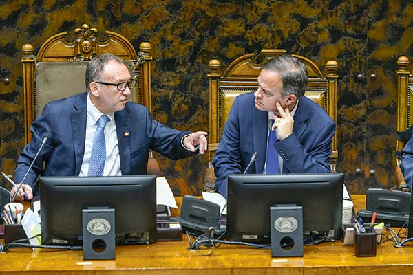 Comienza lentamente el recambio de comisiones en el Senado, pero Hacienda ratifica a Lagos Weber en la presidencia