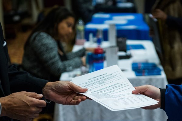 <p>Las solicitudes iniciales de desempleo en EEUU disminuyen, señal de un mercado laboral resiliente</p>