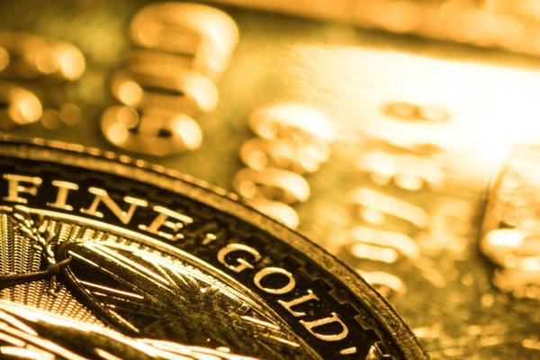 <p>El oro salta a un nuevo récord por encima de los US$ 2.200 la onza ante una Fed moderada</p>