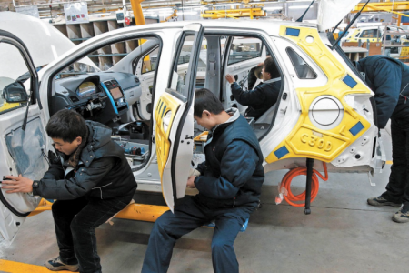 China supera por primera vez a Estados Unidos y México en exportaciones de autos
