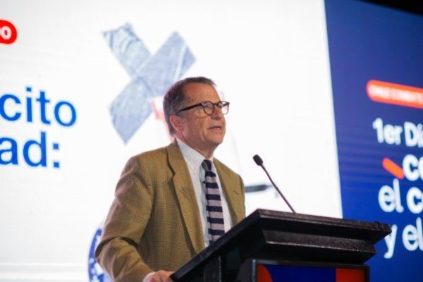 <p>Sebastián Edwards dimensionó los alcances del comercio ilícito.</p>