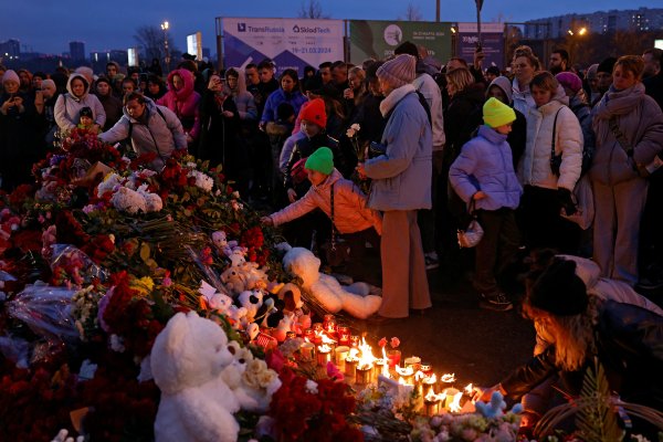 Rusia detiene a sospechosos de atentado que deja al menos 133 muertos y Putin insinúa participación de Ucrania