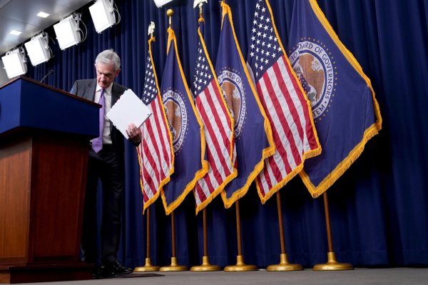 Powell de la Fed listo para apoyar el mercado laboral, incluso si esto significa una inflación persistente