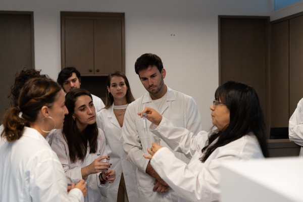 <p>En el lanzamiento del laboratorio de Bioelements participó la subsecretaria de Ciencia, Carolina Gainza (a la izquierda) y el CEO de la firma, Ignacio Parada (al centro).</p>