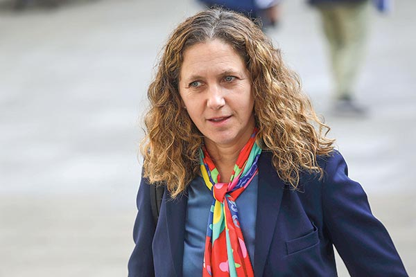 <p>La reflexión de la presidenta de Sofofa sobre los confusos dichos de Boric: "Necesitamos a todos los empresarios, grandes, medianos, chicos, a los Soto, a los Craig"</p>
