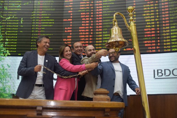 <p>Andrés López, Carolina Cartes, socios de Ecometric, junto a Eduardo de la Maza de Cron Capital, Sergio Mancinelli y Angelo Cares, socios de Ecometric.</p>