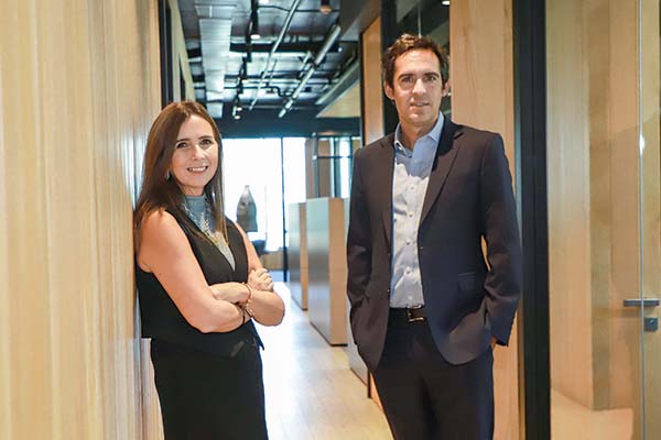 <p>Carolina Fuensalida junto a Jaime Del Valle, socios fundadores.</p>