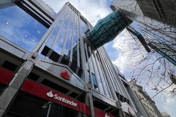 <p>CMF sanciona a Santander por no remitir oportunamente al Ministerio Público antecedentes bancarios requeridos en una investigación penal</p>