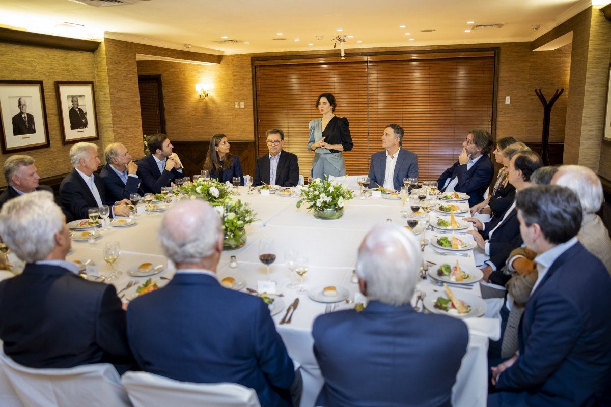 <p>La reservada comida de Isabel Díaz Ayuso con empresarios en el Club de Polo</p>