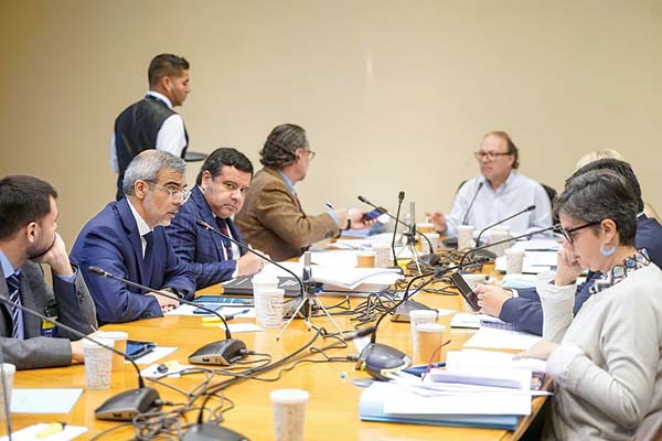Reforma a los notarios: senadores aprueban someterlos a auditorías externas y fiscalización del Sernac