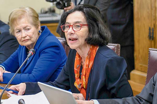 <p>La presidenta del Banco Central, Rosanna Costa, junto a la vicepresidenta de la entidad, Stephany Griffith-Jones, en la comisión de Hacienda del Senado. Foto: Agencia Uno </p>
