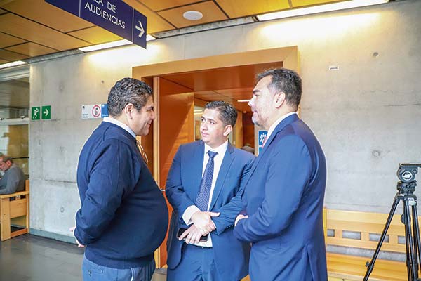 <p>Afuera de la Sala en uno de los recesos de la audiencia, los imputados Marcelo Rivadeneira y Antonio Guzmán, además del abogado de Rivadeneira, Pedro Orthusteguy.</p>