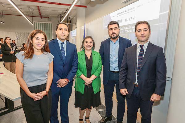 <p>Paula Vargas, Jorge Arredondo, Wendoling Silva, Pablo Zenteno y Jorge Montes en el último encuentro Entre Códigos. Foto: José Montenegro</p>