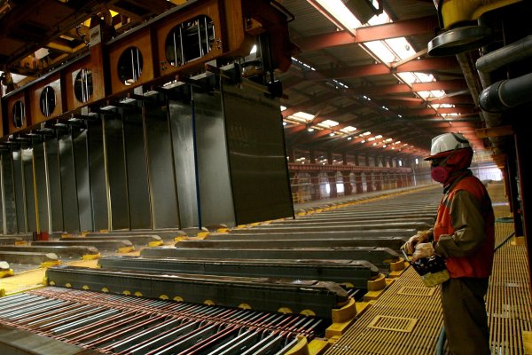 <p>Las compras de fondos y un dólar más débil llevan al cobre a un nuevo máximo de 14 meses</p>