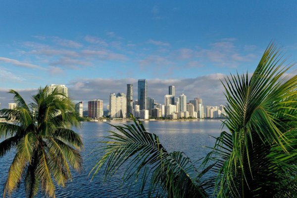 Miami se consolida como imán para inversión inmobiliaria: El “rey de los condominios” vende dos departamentos de lujo por US$150 millones